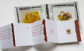 Quatrain - livre de verre en or et fil de cuivre